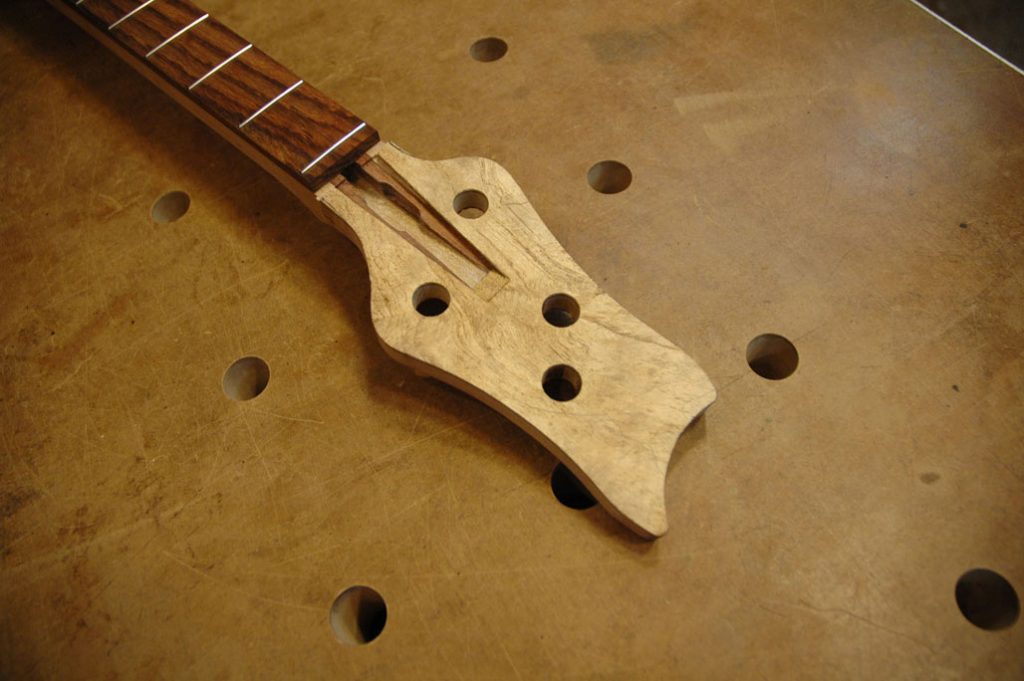 ele-custom-basses-jurgen-holstein-el-puntudo-4-build-13